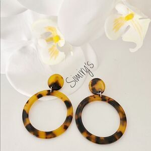 Leopard acrylic round earrings